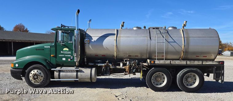 image for item EV5497 1992 International 9400 tank truck