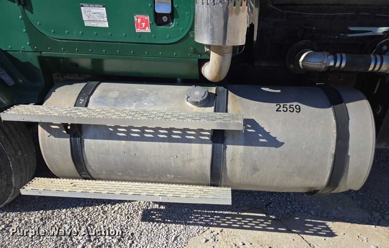 image for item EV5497 1992 International 9400 tank truck