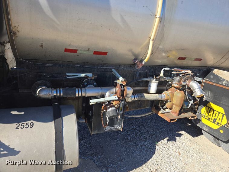 image for item EV5497 1992 International 9400 tank truck