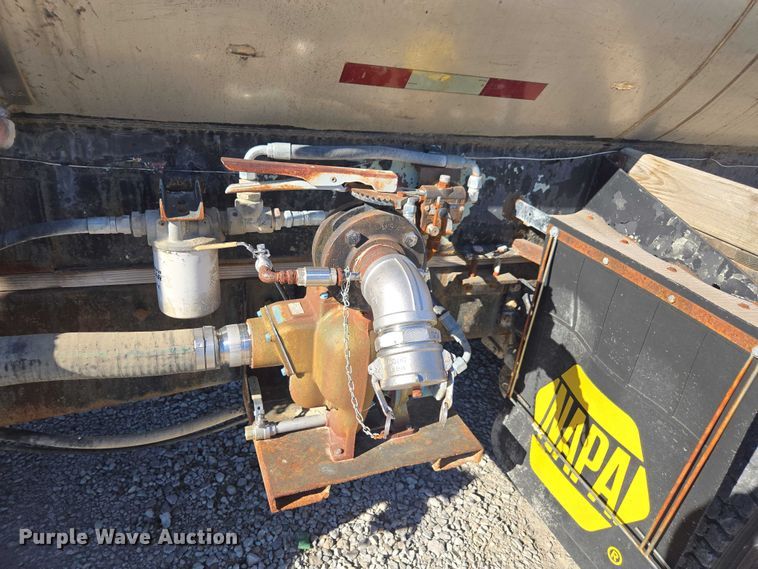 image for item EV5497 1992 International 9400 tank truck