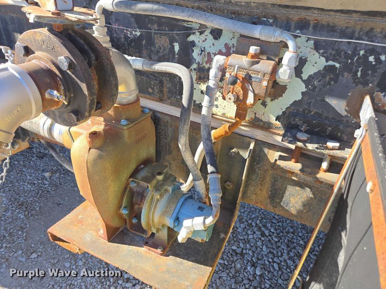 image for item EV5497 1992 International 9400 tank truck