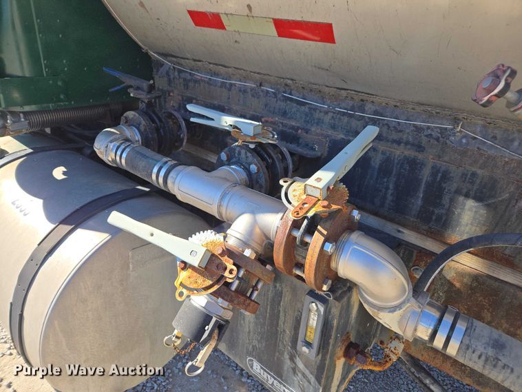 image for item EV5497 1992 International 9400 tank truck