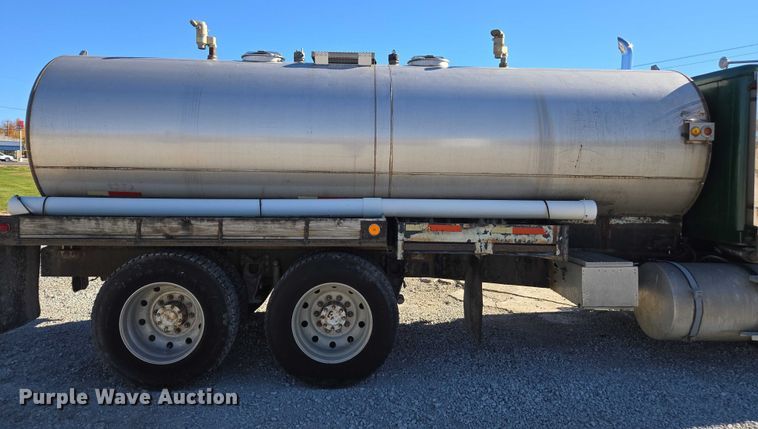 image for item EV5497 1992 International 9400 tank truck
