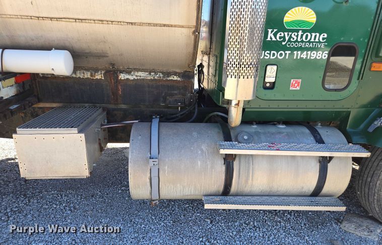 image for item EV5497 1992 International 9400 tank truck