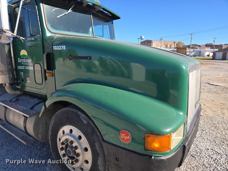 image for item EV5497 1992 International 9400 tank truck