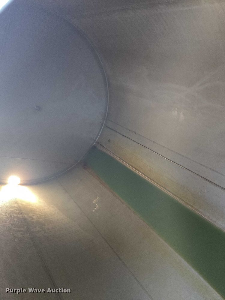 image for item EV5497 1992 International 9400 tank truck