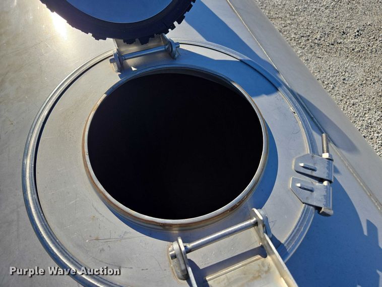 image for item EV5497 1992 International 9400 tank truck