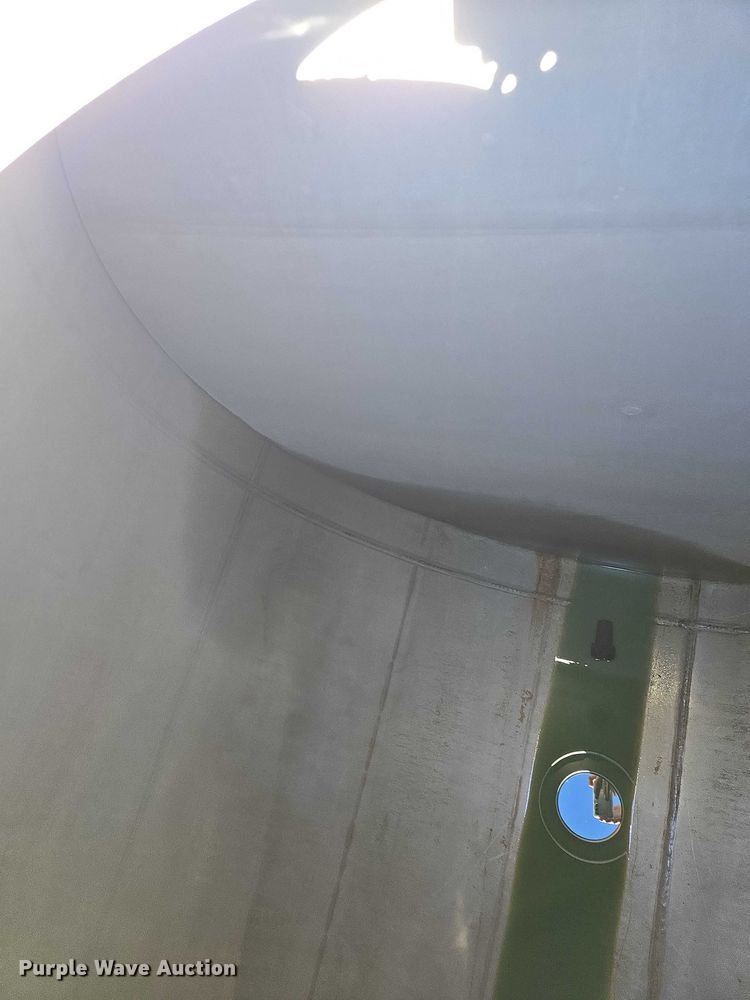 image for item EV5497 1992 International 9400 tank truck