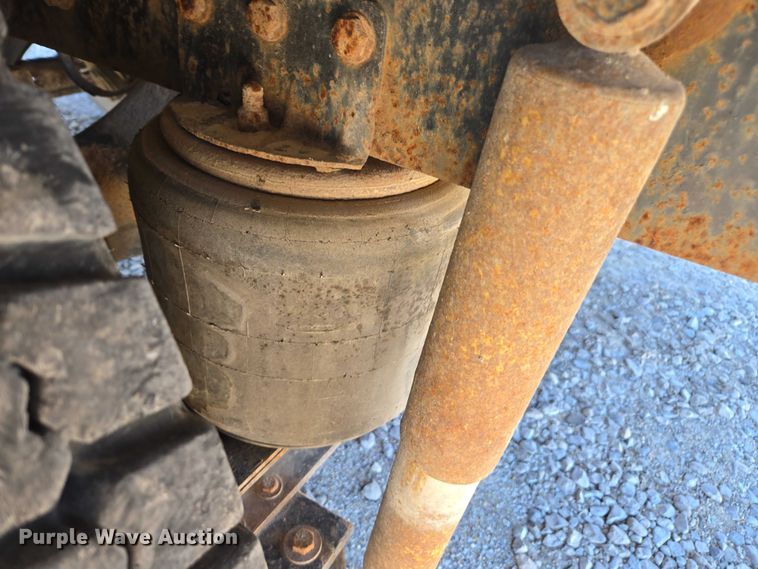 image for item EV5497 1992 International 9400 tank truck