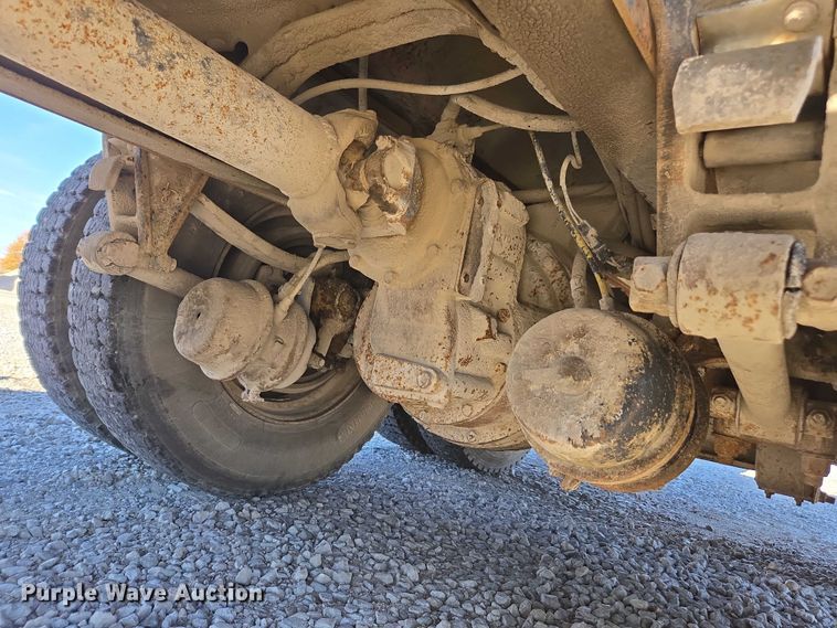 image for item EV5497 1992 International 9400 tank truck