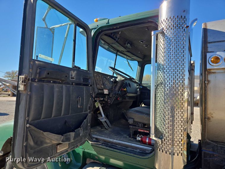 image for item EV5497 1992 International 9400 tank truck