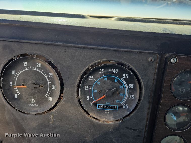 image for item EV5497 1992 International 9400 tank truck