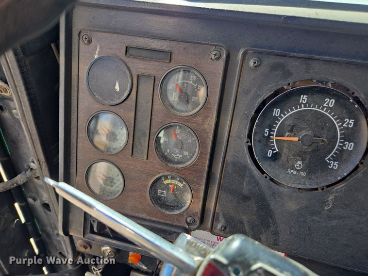 image for item EV5497 1992 International 9400 tank truck