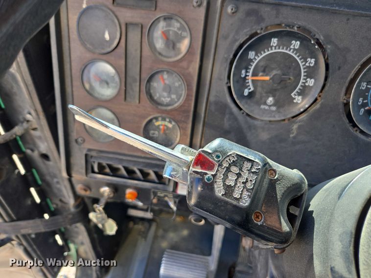 image for item EV5497 1992 International 9400 tank truck