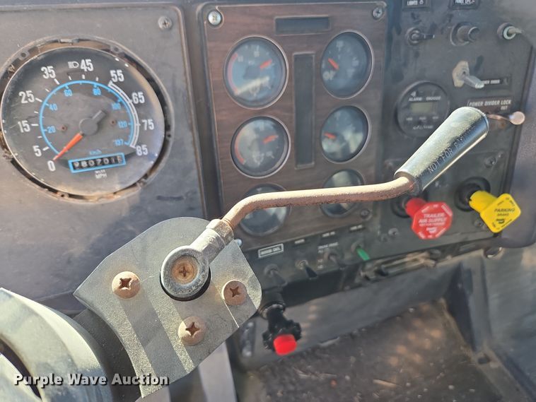 image for item EV5497 1992 International 9400 tank truck