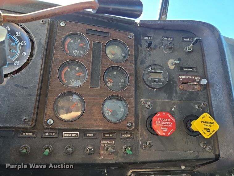 image for item EV5497 1992 International 9400 tank truck