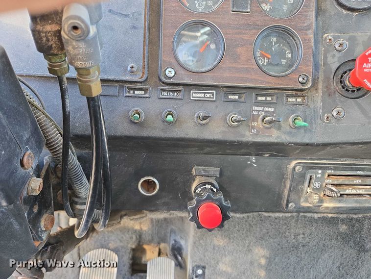 image for item EV5497 1992 International 9400 tank truck