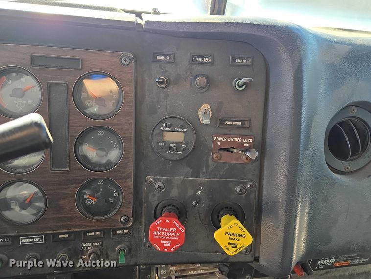 image for item EV5497 1992 International 9400 tank truck