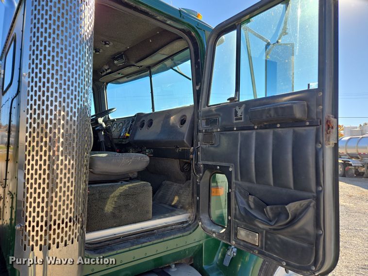 image for item EV5497 1992 International 9400 tank truck