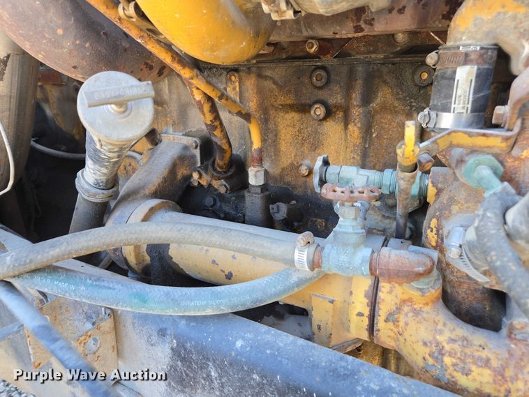 image for item EV5497 1992 International 9400 tank truck