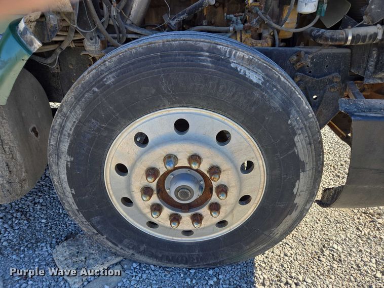 image for item EV5497 1992 International 9400 tank truck