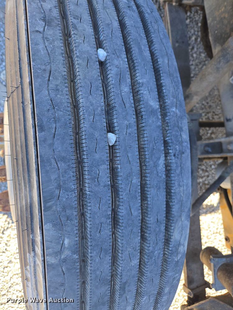 image for item EV5497 1992 International 9400 tank truck