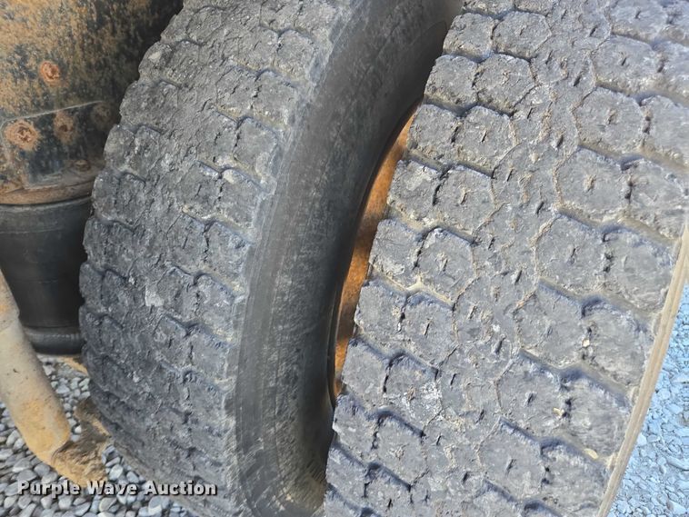 image for item EV5497 1992 International 9400 tank truck