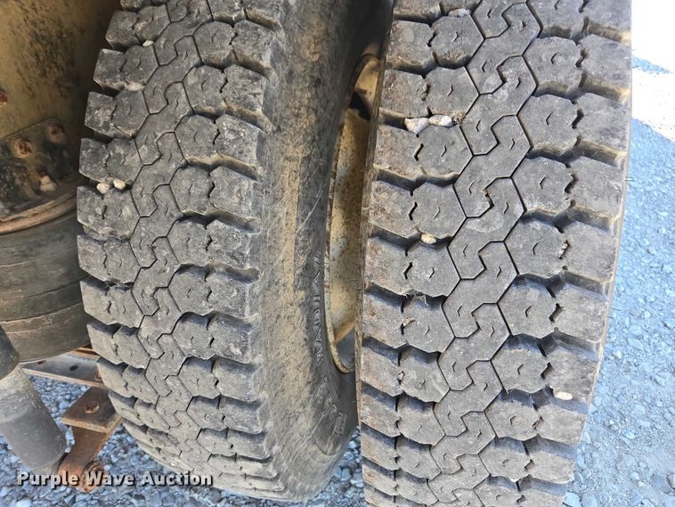 image for item EV5497 1992 International 9400 tank truck