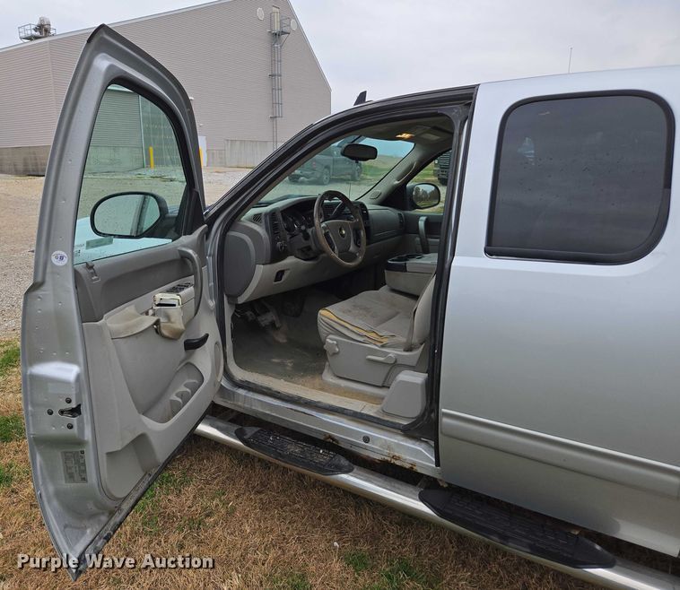 image for item EV5500 2013 Chevrolet Silverado 2500HD LT Ext. Cab pickup truck