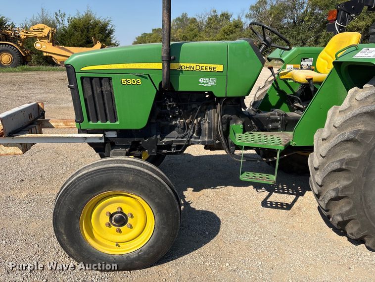 image for item FI0009 2005 John Deere 5303 tractor