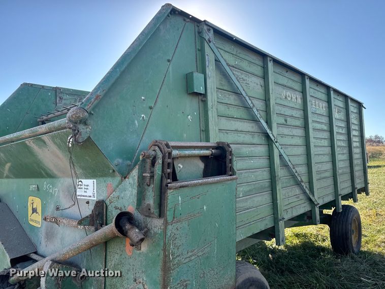 image for item FK0589 John Deere 214 silage wagon