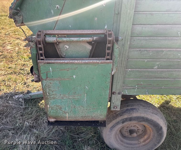 image for item FK0589 John Deere 214 silage wagon