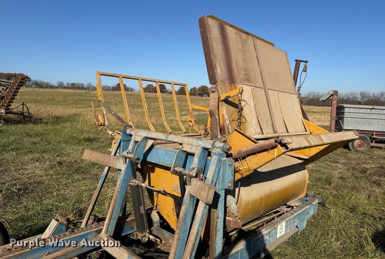 image for item FK0590 Haybuster 256 bale processor with feed wagon