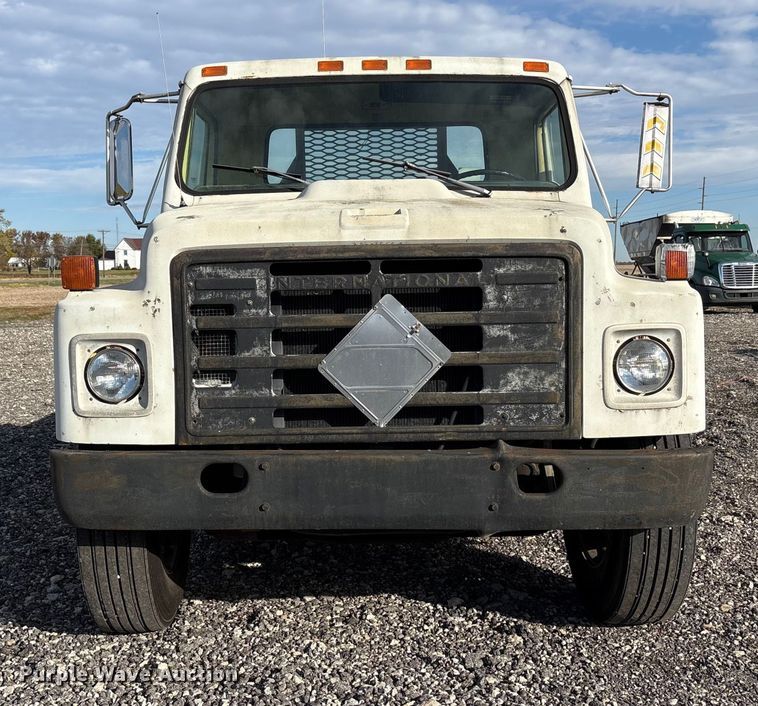 image for item FK1004 1983 International 1724 flatbed truck