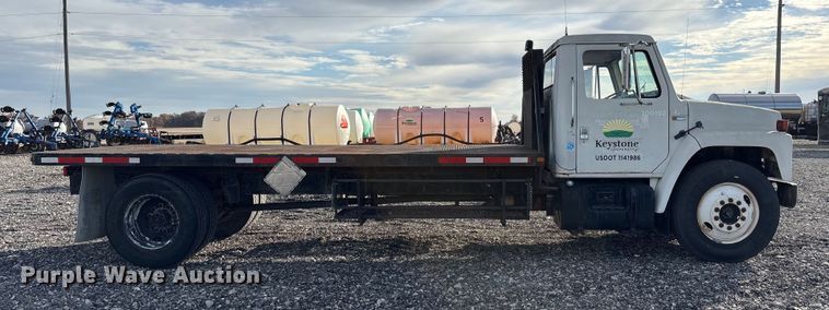 image for item FK1004 1983 International 1724 flatbed truck
