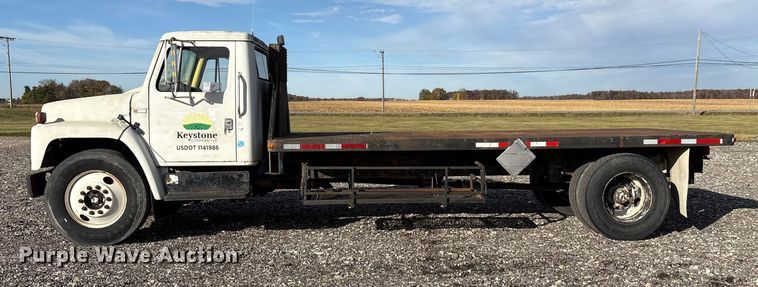 image for item FK1004 1983 International 1724 flatbed truck