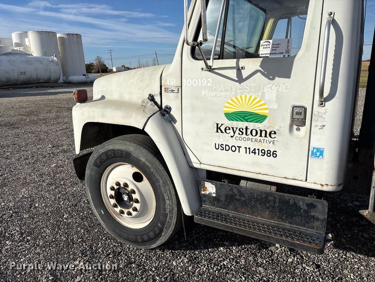 image for item FK1004 1983 International 1724 flatbed truck