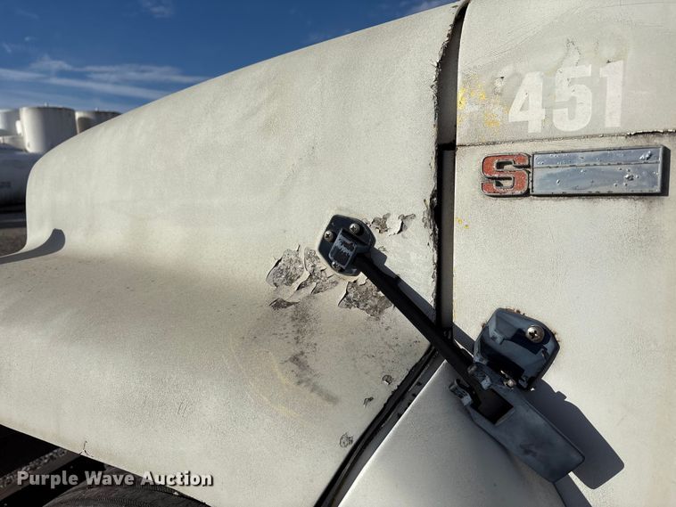 image for item FK1004 1983 International 1724 flatbed truck