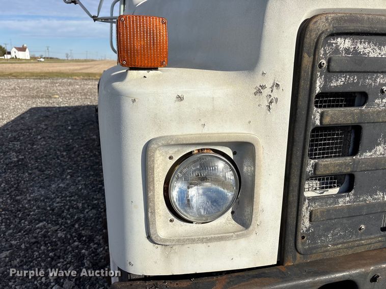 image for item FK1004 1983 International 1724 flatbed truck