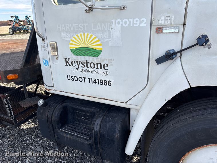 image for item FK1004 1983 International 1724 flatbed truck