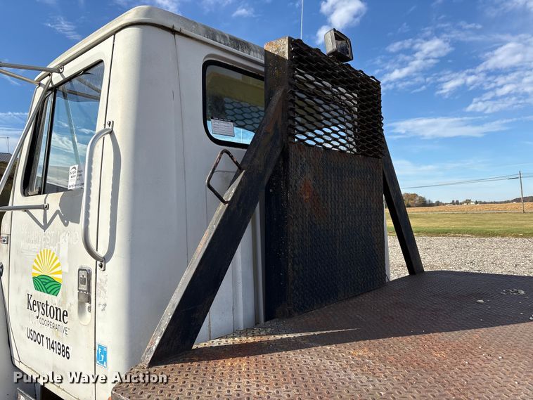 image for item FK1004 1983 International 1724 flatbed truck