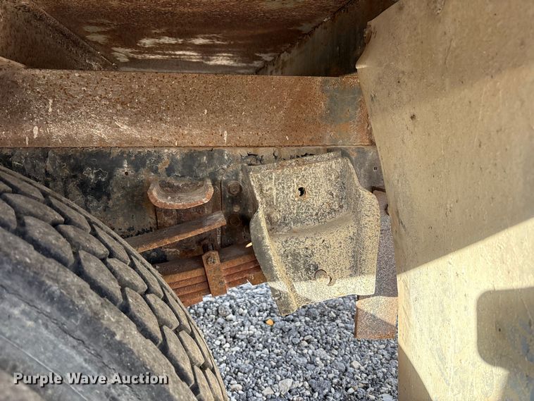 image for item FK1004 1983 International 1724 flatbed truck