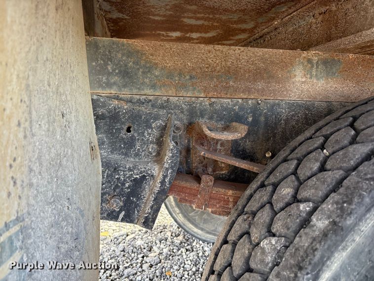 image for item FK1004 1983 International 1724 flatbed truck