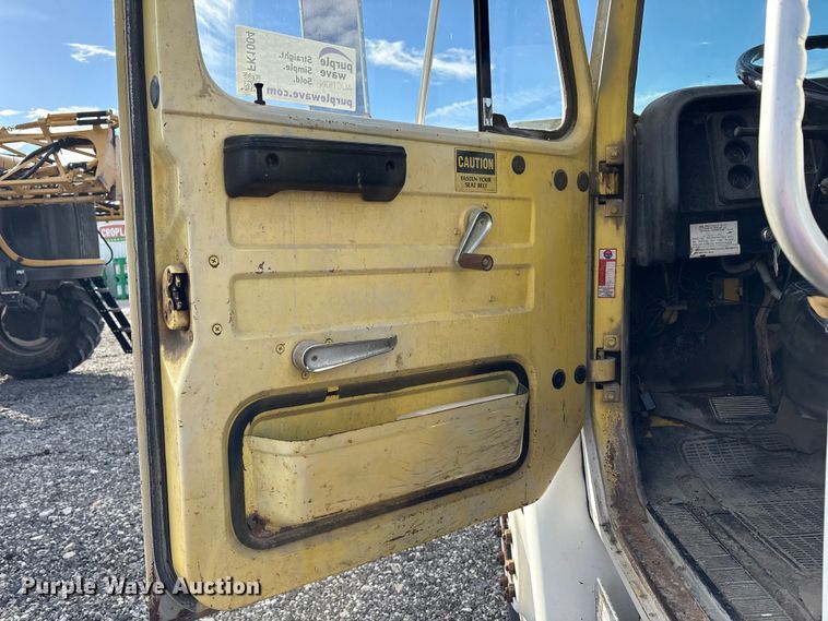 image for item FK1004 1983 International 1724 flatbed truck