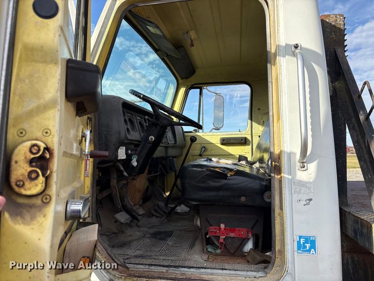 image for item FK1004 1983 International 1724 flatbed truck