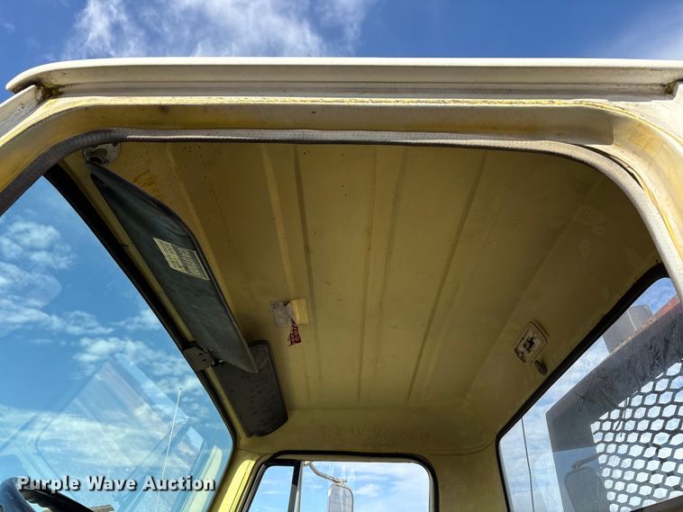 image for item FK1004 1983 International 1724 flatbed truck