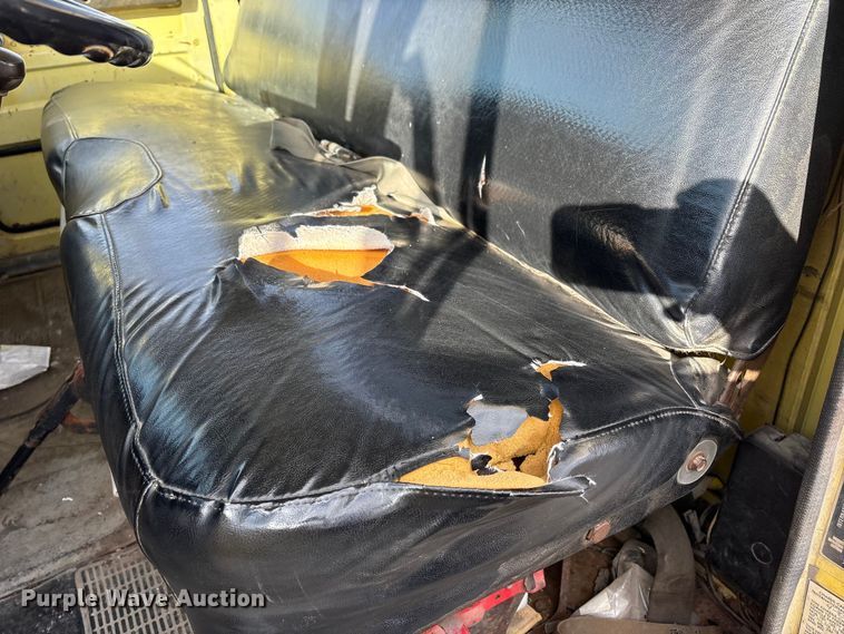 image for item FK1004 1983 International 1724 flatbed truck