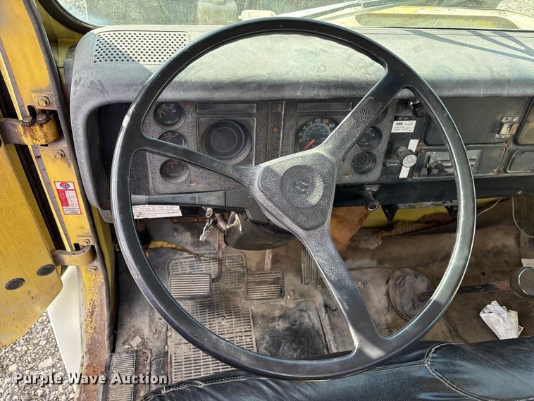 image for item FK1004 1983 International 1724 flatbed truck