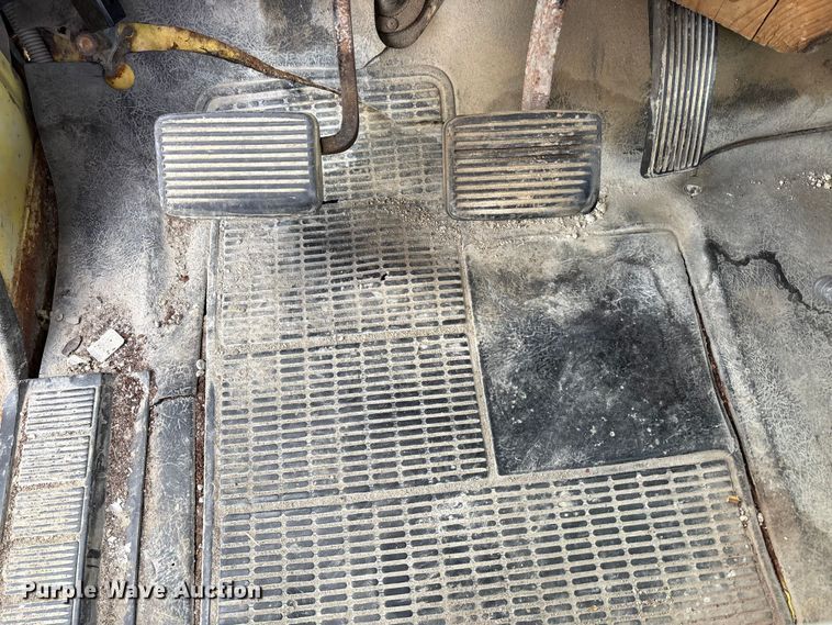 image for item FK1004 1983 International 1724 flatbed truck