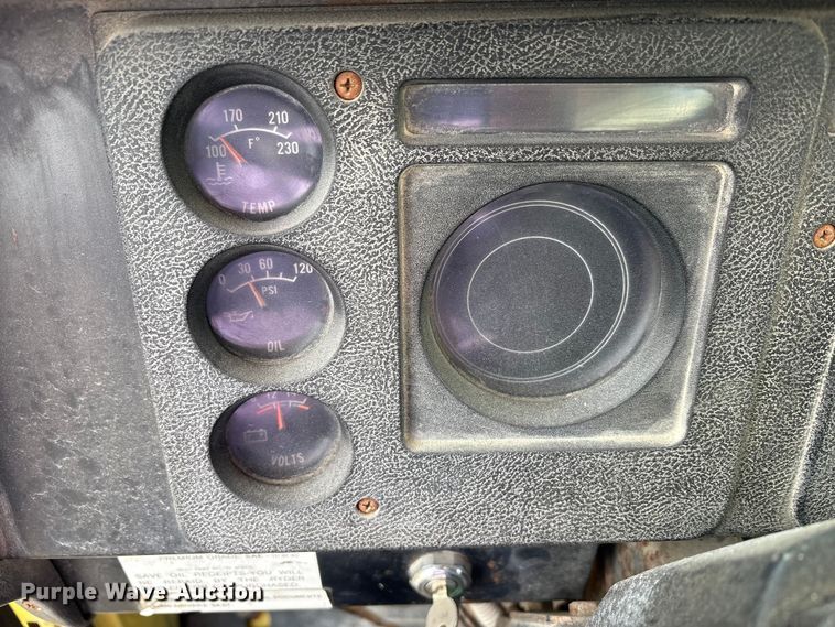 image for item FK1004 1983 International 1724 flatbed truck